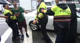 伊朗籍男子瓦希德，當街毆打信義分局警員，介壽所警員獲報趕往支援，亦遭瓦希德鐵頭功伺候，最後動用10名警力才將他逮捕，訊後依妨害公務及傷害罪送辦（翻攝畫面）