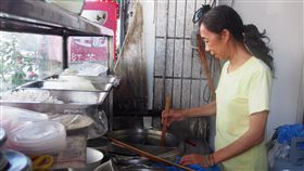 一碗麵  募集2千個愛心（2）在台東市中華路上，一間沒有招牌的小麵店，老闆娘謝苓珠（圖）一年前，在國小同窗林育(王黎)的邀請下，加入提供「愛心待用餐」的行列，用餐的民眾，可以捐出一碗麵寄放在店內，提供給需要的清寒人家，解決迫切的飢餓。截至目前已募集2222碗待用餐，發出1775碗。中央社記者盧太城台東攝  106年10月12日