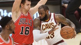 ▲LeBron(右)對公牛熱身賽左腳傷勢影響狀態。（圖／路透社／達志影像）