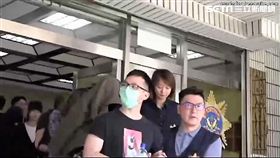 黑馬銀河資訊公司利用聲音甜美的女業務員攬客，並開發APP提供會員下注賭博，警方循線搗破該地下期指網站，訊後依賭博及違反期貨交易法送辦（翻攝畫面）