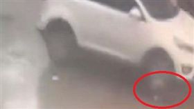 2歲男童被車輾過，竟自己站起來跑回家睡著。（圖／翻攝澎湃新聞）