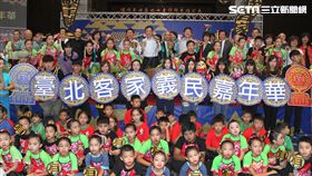 「臺北客家義民嘉年華」召喚年輕夥伴以「挑擔奉飯」的遊行遶境型式，來表達往昔義勇軍後勤補給的原初文化意涵。（記者邱榮吉/攝影）