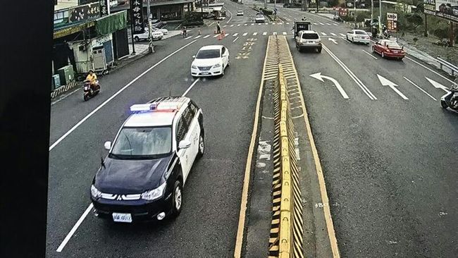 夜配聞／暖警為救命　警車開道狂飆