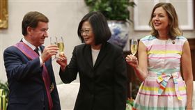 總統贈勳羅伊斯  舉杯致意（1）總統蔡英文（中）1日在總統府，頒授美國聯邦眾議院外交委員會主席羅伊斯（Ed Royce）（左）「特種大綬景星勳章」，感謝長期以來對我國的友誼及支持。中央社記者鄭傑文攝　106年9月1日