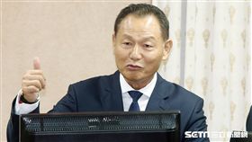 藍委批求官  李翔宙：嚴重侮辱我人格退輔會主委李翔宙（圖）12日面對立法委員質詢是否為了進民進黨工作放棄國民黨時回答「是」，引起關注，國民黨立委李彥秀批評李翔宙「求官」。李翔宙回應，說他求官，是嚴重侮辱他的人格。中央社記者郭日曉攝  106年10月12日