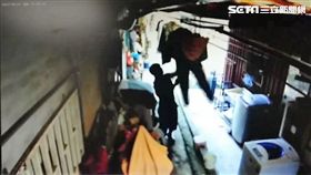 簡姓工人因熱愛迷彩褲，忍不住竊取工地附近公寓的褲子，不到24小時便遭查獲，訊後依竊盜罪移送法辦（翻攝畫面）