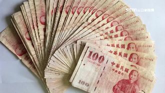 水溝撿76張百元鈔　老婦換鈔被送辦