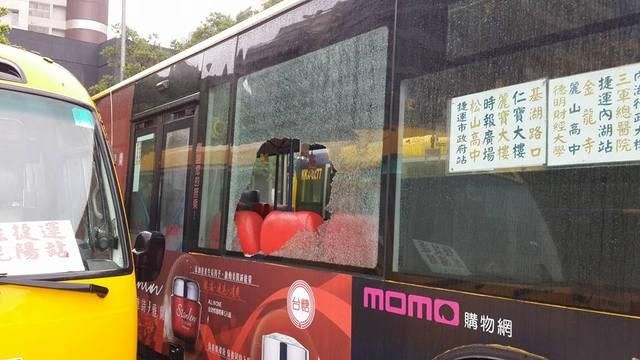 內湖驚見襲公車怪客！砸完車窗就跑