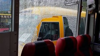 酒醉鬧事肉身擋公車　持磚頭砸破玻璃