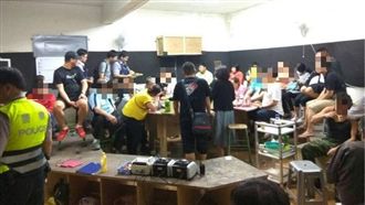 警破賭場逮人　她竟異想天開躲這..