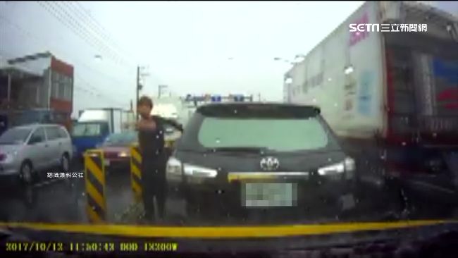 違規逆向險撞車　雙方馬路上當眾嗆聲