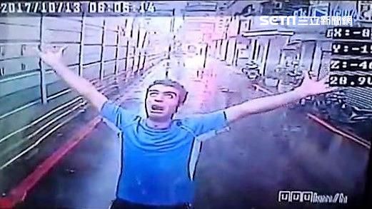 伊朗男雨中祈禱　屢遭打斷暴走毆警