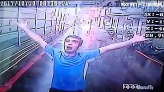 伊朗男雨中祈禱　屢遭打斷暴走毆警