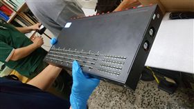 謝姓兄弟檔共組詐騙集團，還從大陸運來節費器架設機房，利用「猜猜我是誰」老哏詐財，遭到刑事局電信警察大隊循線查獲，全案訊後依詐欺罪送辦（翻攝畫面）