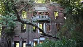 民雄鬼屋喝咖啡　靈異事件遊客最好奇（1）嘉義縣「民雄鬼屋」的正確名稱是「劉家古厝」，由於主人他遷後，留下荒廢的3樓建築與庭園，加上有婢女投井、日本兵鬼魂出沒等繪聲繪影的傳說，而被列為全台鬼屋之首。中央社記者江俊亮攝　106年9月11日