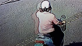 嘉義多隻流浪狗遭毒死　警逮一婦人嘉義縣警察局13日查獲王姓婦人涉嫌放毒餌，造成多隻流浪狗誤食死亡。圖為王婦騎車犯案。（警方提供）中央社記者黃國芳傳真　106年10月13日