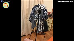 女友用一堆衣服來藏鏡頭。（圖／翻攝自阿Q verycute臉書）
