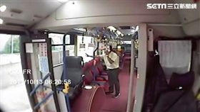 台北市大南客運藍27線公車玻璃突然破裂，網友上《爆料公社》宣稱有砸窗怪客，經客運公司調閱行車紀錄器後發現，根本是烏龍一場，當時街上空無一人，玻璃應是熱脹冷縮導致碎裂（翻攝畫面）