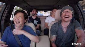 聯合公園主唱查斯特班寧頓（Chester Bennington）上實境秀《兜風KTV》（英文：Carpool Karaoke）。（圖／翻攝自AppleMusic臉書）