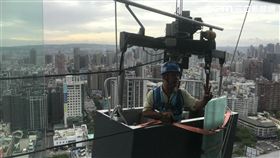 強風吹襲　修窗工人卡30層樓高