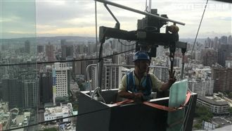 強風吹襲　修窗工人卡30層樓高