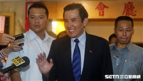 馬英九出席兩岸交流紀念大會國民黨12日在國軍英雄館舉行海峽兩岸交流30週年紀念大會，前總統馬英九（前）出席，面對媒體提問笑而不答。中央社記者吳家昇攝  106年10月12日