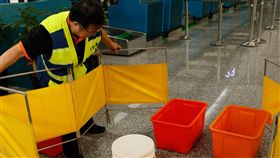 機場天花板漏水　桃機：未完工區溢流導致輕颱卡努外圍環流持續帶來豐沛水氣，造成北台灣多縣市雨勢不小，桃園國際機場13日也傳出有天花板漏水狀況，機場公司表示，部分滴水為未完工區域溢流導致，已緊急搶修中。中央社記者邱俊欽桃園機場攝　106年10月13日