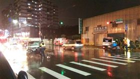 新北市八里區兩車追撞，其中1輛失控撞上一旁民宅。（圖／翻攝畫面）