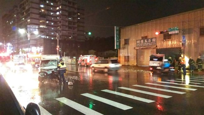 兩車追撞再撞民宅　駕駛一度受困車內