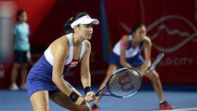 詹詠然詹皓晴香港網賽女雙闖決賽香港女網賽女雙準決賽，台灣女將詹詠然（左）與詹皓晴（右）姊妹檔13日以2比1擊敗日本搭檔穗積繪莉與加藤未唯，成功打進決賽。（劉雪貞提供）中央社記者謝靜雯傳真　106年10月13日