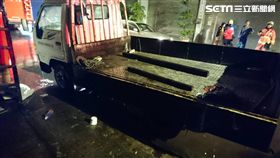 今（13）日晚間5點58分，新北市樹林區東順街發生女子跳樓事件！一名30歲陳姓女子，疑似跟母親吵架後，由住家4樓跳落至2樓頂的壓克力屋簷，再由2樓頂自行跳落至1樓的貨車上，女子目前意識清楚、後腦水腫，緊急送往亞東醫院。
消防局提供