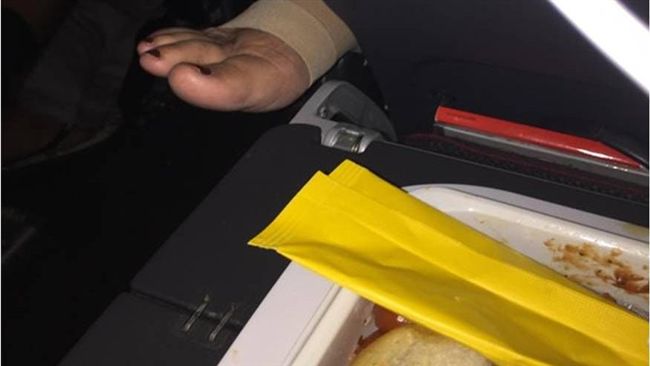 他低頭享用飛機餐　差點被迫「加菜」