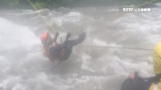 3人山區打獵受困　警消架繩渡溪搭救