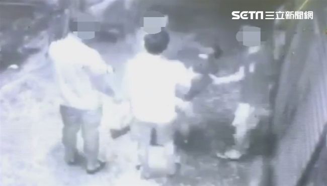 疑偷錢遭押走　男返家全身多處刀瘀傷