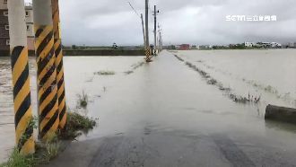 錦眾村淹成汪洋　男童玩水苦中作樂