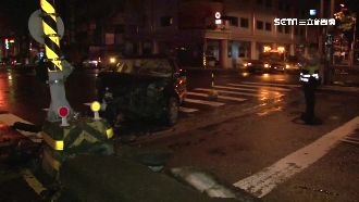 酒駕自撞分隔島！駕駛命大僅皮肉傷