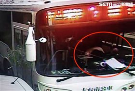 大台南公車撞車