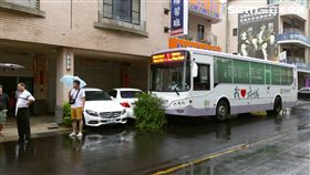 大台南公車撞車