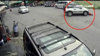 老婦遭撞卡車底求救　10人熱心抬車