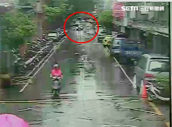 大雨釀災？賓士輾水坑打滑衝撞汽機車