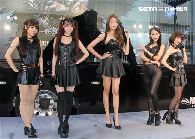 賴琳恩深Ｖ美背Ｓ曲線解放好身材，化身最「性感直播主」女王姿態驚喜現身。（記者邱榮吉/攝影） 