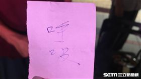 柯文哲大稻埕踩街遇求字，題「呼吸」 盧冠妃攝