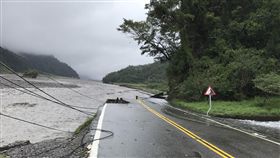 宜蘭台7線路基掏空　5村聯外道路中斷宜蘭縣大同鄉台7線93.4公里處路基因遭暴漲的蘭陽溪水掏空，大同鄉5個村落聯外道路中斷，相關單位現已派員搶修。（民眾提供）中央社記者王朝鈺傳真　106年10月14日