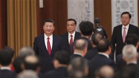 中共7中全會　肯定中紀委反腐成績中共第18屆7中全會14日在北京閉幕。全會總結認為中紀委淨化中共黨內政治生態，「反腐敗鬥爭壓倒性態勢已經形成並鞏固發展」。圖為中共總書記習近平（左）和中國國務院總理李克強（中）日前公開出席活動。（中新社提供）中央社　106年10月14日