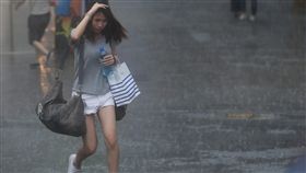 台北大雨（1）中央氣象局12日上午8時左右發布豪雨特報指出，東北風及熱帶性低氣壓外圍雲系影響，大台北地區有局部大雨發生的機率。台北西門町降大雨，民眾躲避不及淋成落湯雞。中央社記者吳家昇攝  106年10月12日