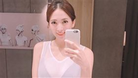 ▲阿喜性感照引起網友討論。（圖／翻攝阿喜臉書）