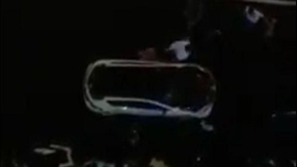 不滿機油換貴亂放話　車行外大打出手