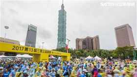 風雨無阻！儘管受到豪大雨襲擊，但被稱為台灣最美的公益路跑–2017第13屆三星公益路跑Run For Children今（15）天仍然如期舉行，兩萬人一起跑出最美好的風景！

