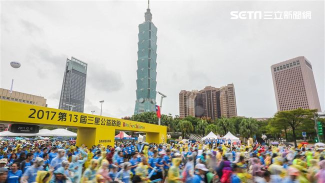 不畏風雨！兩萬人一起跑出最美好風景