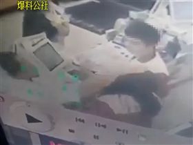 男子出手掌摑廖姓女店員。（圖／翻攝自爆料公社）